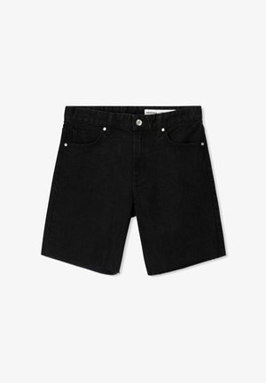 Fekete farmer rövidnadrág, egyenes fazonban, öt zsebbel, ezüstszínű fémalkatrészekkel és nyers szegéllyel. Az övszíjon a "Bershka" felirat olvasható.