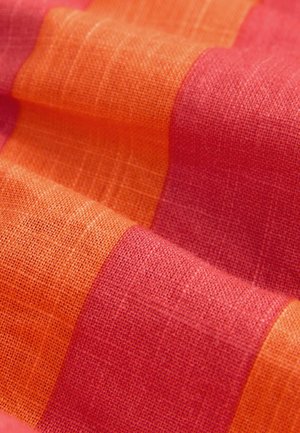 Tissu avec des rayures alternées de rose vif et d'orange, avec une finition tissée texturée. Le tissu semble léger et respirant.