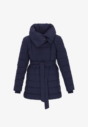 Marineblauwe gewatteerde jas met hoge kraag, een ceintuur in de taille en een gewatteerde textuur. Beschikt over lange mouwen en een knoopsluiting bij de kraag.