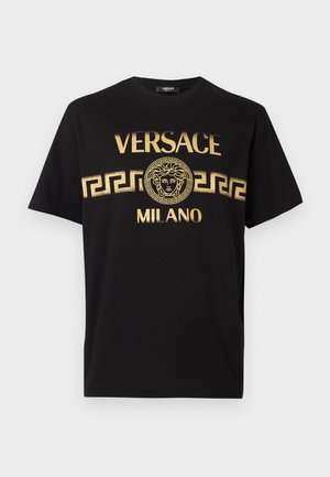 Čierne bavlnené tričko s okrúhlym výstrihom. Na prednej strane je zlatý nápis "VERSACE" a "MILANO", s centrálnym logom Medúzy a vzorom gréckeho kľúča.