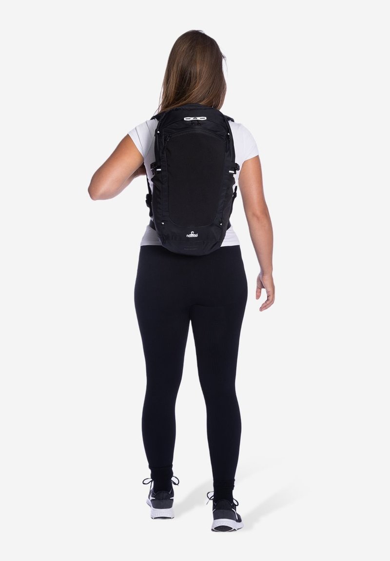 Zwarte rugzak met verstelbare banden, gestructureerde vorm, gladde stof, voorvak met rits en een logo aan de onderkant. Draag bij je rug.