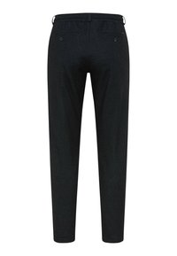 Zwarte, gestructureerde broeken met een elastische tailleband, twee achterzakken met knopen en een op maat gemaakte pasvorm die naar de enkel toelopt.