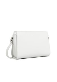 Borsa a mano in pelle bianca con una texture liscia, forma rettangolare e tracolla removibile. Presenta un sottile branding sul fronte.