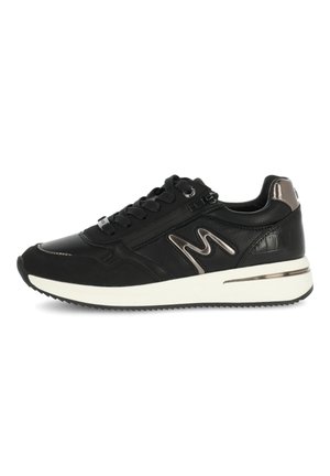 Baskets noires avec une combinaison de cuir et de matériaux synthétiques. Présentent un design texturé sur le côté et des accents métalliques sur le talon.