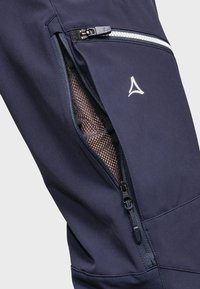 Marineblaue atmungsaktive Hose mit einer seitlichen Reißverschlusstasche, ausgestattet mit einem Netzfutter und Logo-Details. Glattes Gewebe mit definierten Nähten für Struktur.