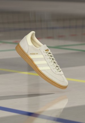 adidas Originals, HANDBALL SPEZIAL MESSI - Indendørsfodboldstøvler - ivory/gold-coloured metallic