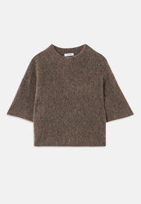 Brauner, kuscheliger Kurzarmpullover mit rundem Ausschnitt und lockerer, kastiger Passform auf weißem Hintergrund flach ausgelegt.