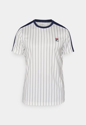 T-shirt blanc avec de fines rayures verticales bleu marine, col côtelé bleu marine et manches courtes. Présente un petit logo rouge et bleu marine sur la poitrine.