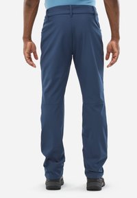 Pantalons de plein air pour homme en bleu, fabriqués à partir d'un matériau léger et flexible, présentant un design à jambes droites, deux poches latérales et une taille standard.