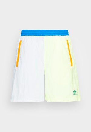Białe i jasnożółte spodenki Adidas z niebieskim pasem w talii, kieszeniami z pomarańczowym wykończeniem oraz logo Adidas na dolnej prawej nogawce.