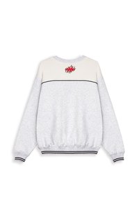 Lichtgrijze sweatshirt met een beige borstpaneel, zwarte streep en een rood vlamlogo op de voorkant. Geribbelde manchetten en tailleband.