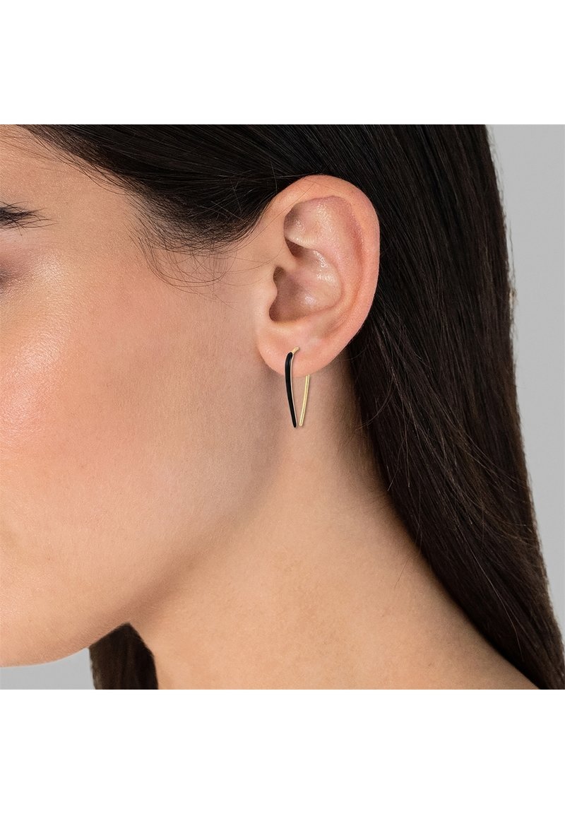 Zelta krāsas auskari ar gludu melnu akcentu, kas piedāvā mūsdienīgu izliekumu dizainu un gludu tekstūru. Piemēroti dažādām reizēm.