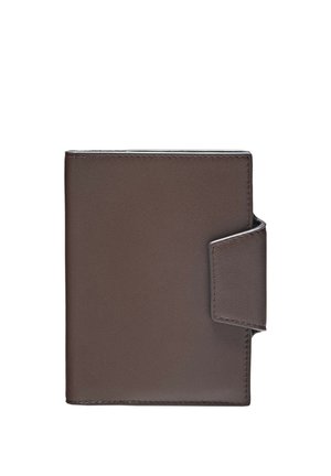 Portefeuille en cuir marron avec une languette de fermeture à pression sur le côté droit, montré fermé sur fond blanc.