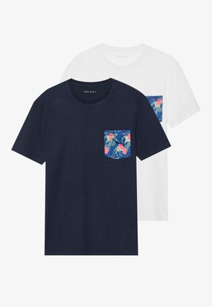 Deux t-shirts en marine et blanc, tous deux avec un design de poche florale. Matière en coton, manches courtes, col rond. La poche présente des couleurs vives.