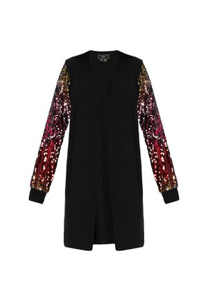 Zwart langemouwen kledingstuk met een diepe V-hals; de mouwen zijn versierd met veelkleurige pailletten in rood, goud en zwart, met geribbelde manchetten.