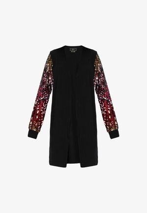 Černý dlouhý rukáv oděv s hlubokým výstřihem do V; rukávy zdobí vícebarevné flitry v červené, zlaté a černé barvě, s žebrovanými manžetami.