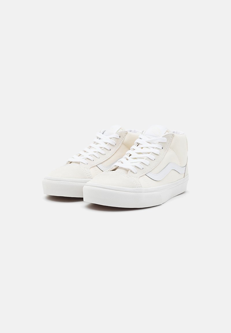 Baskets montantes blanches en daim et toile, avec des lacets blancs, une semelle en caoutchouc épaisse et un logo latéral distinctif en blanc contrasté.