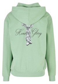 Ljusgrön hoodie med dragsko i huvan. Har en grafik av en staty och texten "Ära & Heder" i svart kursiv på baksidan.