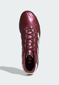 Scarpini da calcio color marezzato con materiale sintetico lucido, accenti bianchi e suola testurizzata. Presentano lacci piatti e design della collarino imbottito.