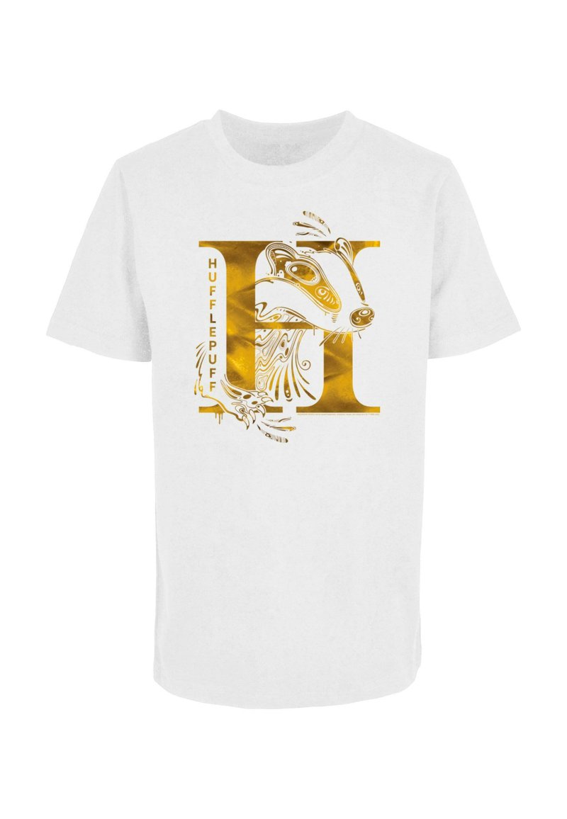 Balts T-krekls ar zelta Hufflepuff emblēmu, stilizētu lāci un vārdu "HUFFLEPUFF" treknās burtiem.