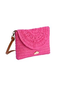 Bolso de mano tejido en rosa con solapa redonda, acabado texturizado y correa ajustable marrón. Presenta un detalle de hardware en tono dorado.