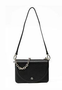 Borsa a mano in pelle nera con patta curva, superficie testurizzata, tracolla removibile e dettaglio catena argentata. Design compatto e moderno.