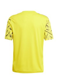Maglietta sportiva gialla a maniche corte con una texture liscia; motivo geometrico nero sulle maniche. Collo a giro, vestibilità regolare, materiale leggero.