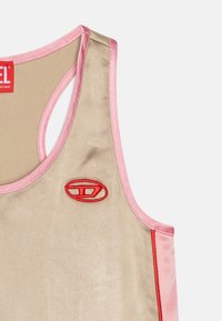 Béžičasti sportski top bez rukava s ružičastim satinastim detaljima i crvenim izvezenim logotipom. Glatka tekstura, bez rukava i okrugli izrez.