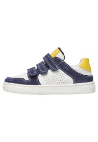 Sneaker blu navy e bianco con un design perforato, dotata di dettagli gialli e due cinturini regolabili in Velcro. Suola bianca testurizzata.