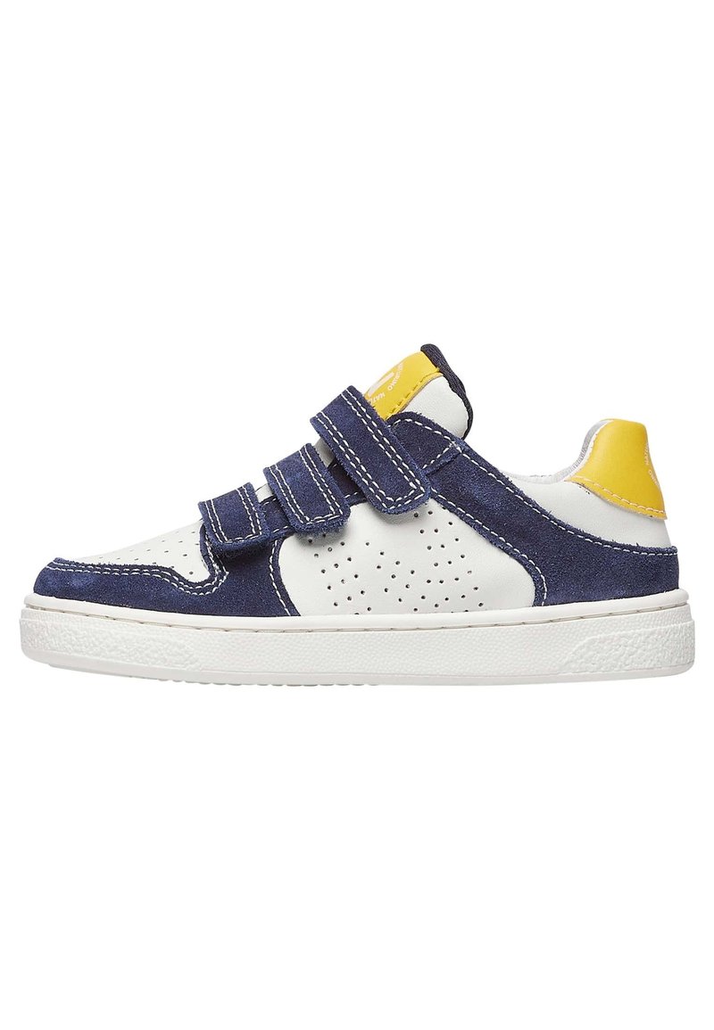 Sneaker blu navy e bianco con un design perforato, dotata di dettagli gialli e due cinturini regolabili in Velcro. Suola bianca testurizzata.