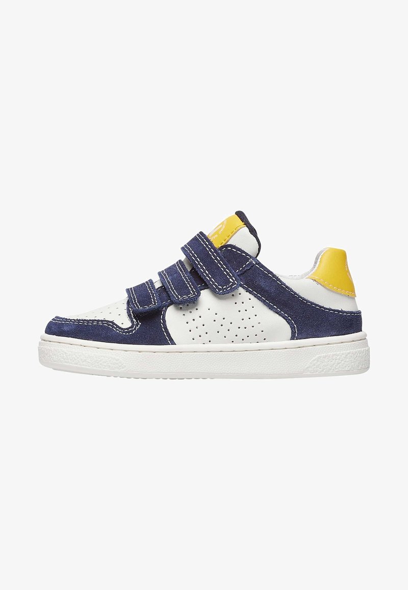 Sneaker blu navy e bianco con un design perforato, dotata di dettagli gialli e due cinturini regolabili in Velcro. Suola bianca testurizzata.