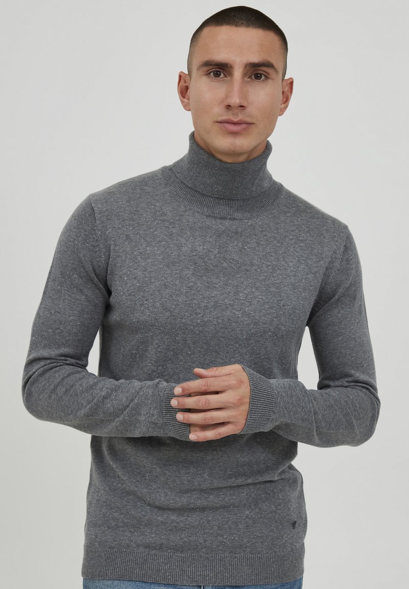Grå turtleneck sweater lavet af blødt stof, med lange ærmer, ribbede mansjetter og en tætsiddende design. Glat tekstur med diskrete detaljer.