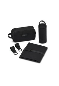 Set di accessori neri composto da una pochette rettangolare, un portapenne cilindrico e una cartelletta piatta con cinturini, tutti realizzati in tessuto resistente.