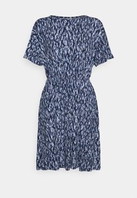 Blå och vit kortärmad klänning med abstrakt mönster, insvängd midja och knä-lång fåll på en enfärgad bakgrund.