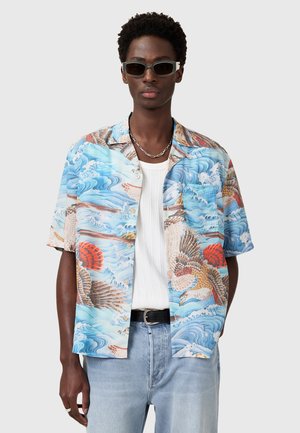 Kortærmet button-up skjorte med et mønster af blå havbølger, med røde og orange akcenter og en afslappet pasform. Båret med lyseblå jeans.