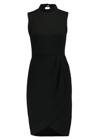 Robe noire sans manches avec un col montant, présentant un drapé à la taille et un ourlet asymétrique. Texture de tissu lisse.