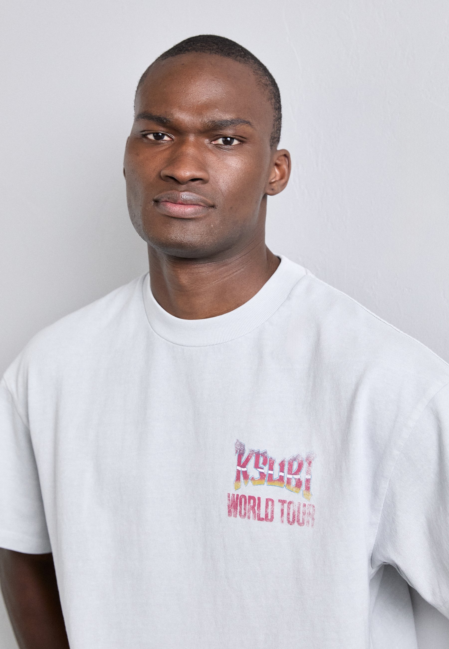 ◆KSUBI◆ Global Ekcess SS ロゴ プリントTシャツ Ksubi Angelik Ekcess Tシャツ | ブラック | FARFETCH JP