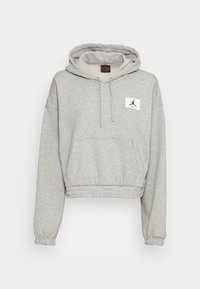 Sudadera corta gris con un bolsillo tipo canguro, capucha ajustable con cordón y un pequeño parche de logo en el pecho izquierdo. Material suave y puños acanalados.