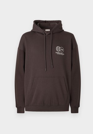 Tumepruun kapuutsiga dressipluus, mis on valmistatud puuvilla segust, esiosas tasku ja vasakul rinnaosal valge logo koos maapõhja ja tekstiga.