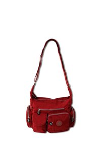 Rote Stoff-Schultertasche mit mehreren Fächern, Reißverschlüssen und einem runden Logo-Element; weiche Textur und verstellbarer Gurt für verschiedene Tragemöglichkeiten.
