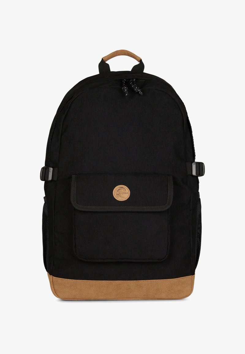 Sac à dos en tissu noir avec une surface texturée, fond en suède beige, poche sur rabat avant et patch logo. Comprend des bretelles réglables et une poignée supérieure.