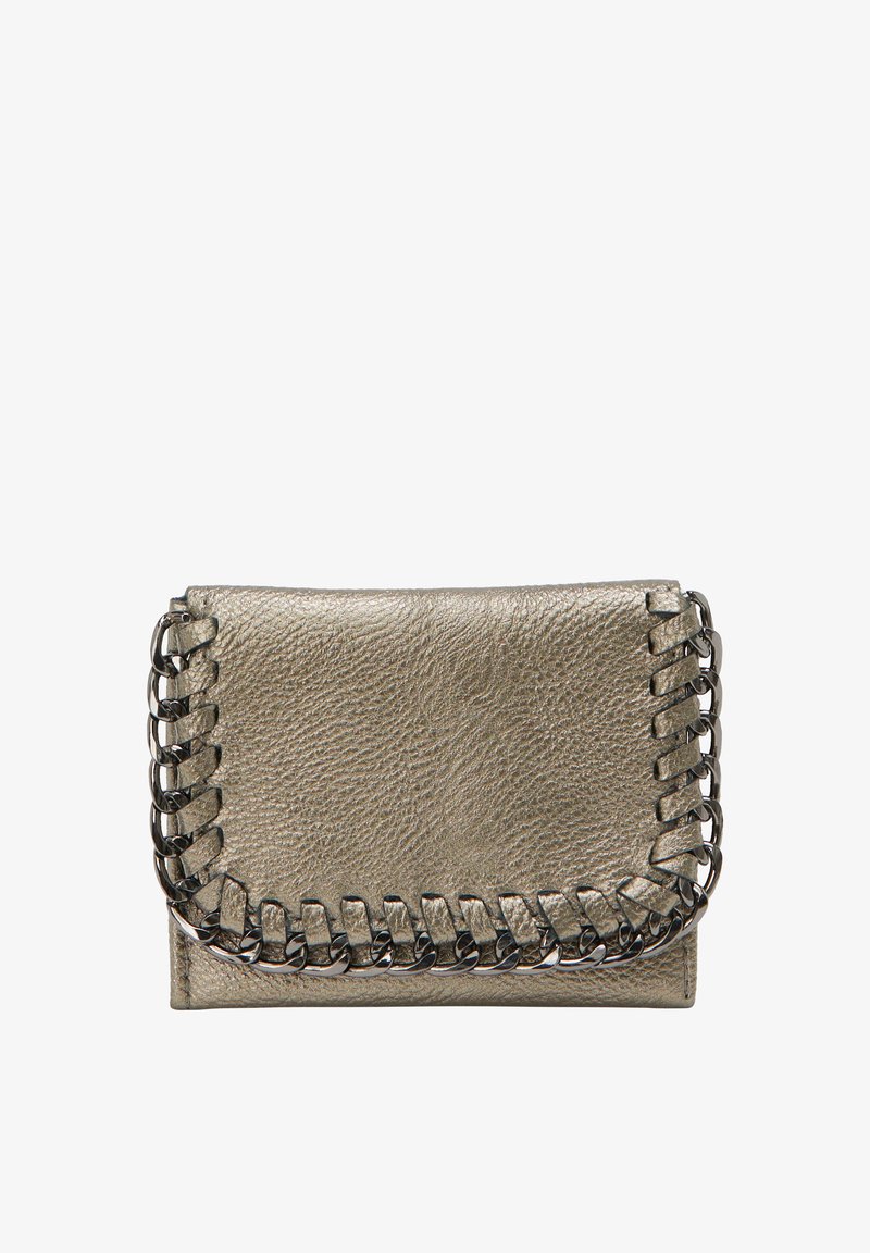 Portafoglio in pelle dorata metallizzata con finitura texturizzata, caratterizzato da dettagli a cucitura a catena lungo il bordo e una forma rettangolare elegante.