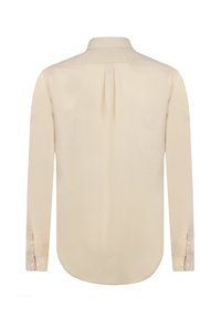 Camisa beige de manga larga con un pliegue en la parte posterior, textura suave, dobladillo redondeado y puños con botones. Cuello clásico y diseño sencillo.