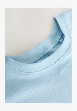 Gaiši zils kokvilnas T-krekls ar apaļu kaklu, īsām piedurknēm un gludu tekstūru ar nelielu horizontālu rakstu.