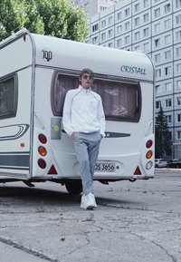 Nike Sportswear CIRCA PANT - Träningsbyxor - particle grey/coconut milk