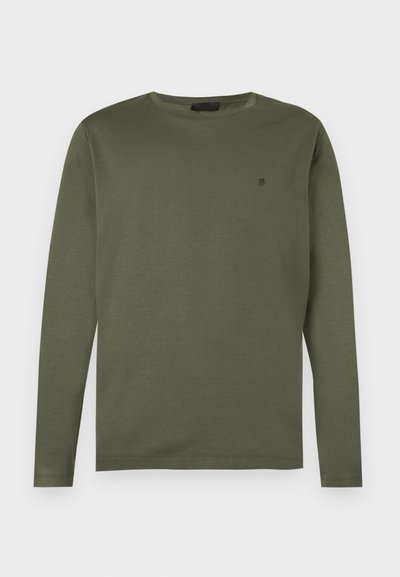Μακρυμάνικη πράσινη μπλούζα σε στιλ crewneck με μικρό λογότυπο σε τόνους αριστερά στο στήθος, απλωμένη σε λευκό φόντο.