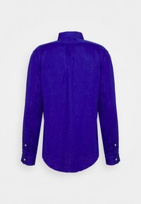 Lila långärmad skjorta i lätt material, med klassisk krage och knäppta manschetter samt en mjuk, diskret struktur.