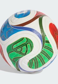 Pallone da calcio colorato con una base bianca decorata con accenti blu, verdi, rossi e marroni. Presenta notevoli motivi testurizzati e strisce in tutta la superficie.