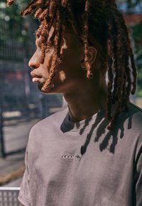 adidas Originals Jednoduché tričko - brown