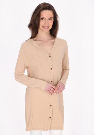 Beige langarm cardigan met een V-hals, zeven bruine knopen aan de voorkant, gemaakt van een zachte stof, met een relaxte pasvorm en een gladde textuur.
